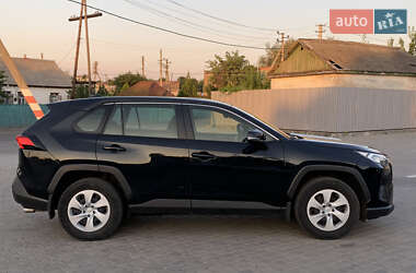 Позашляховик / Кросовер Toyota RAV4 2020 в 