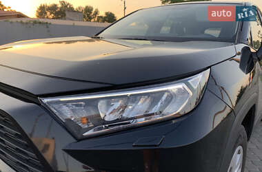 Позашляховик / Кросовер Toyota RAV4 2020 в 