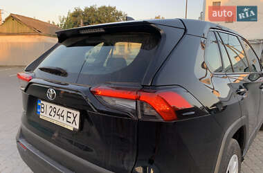 Позашляховик / Кросовер Toyota RAV4 2020 в 