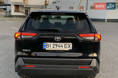 Позашляховик / Кросовер Toyota RAV4 2020 в 