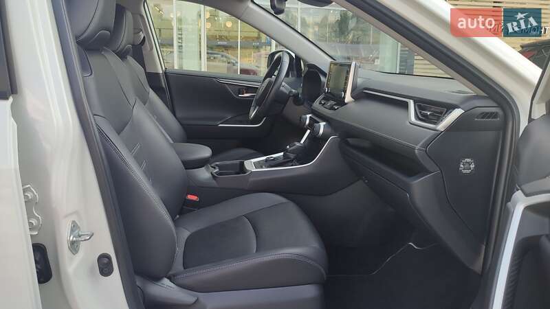 Внедорожник / Кроссовер Toyota RAV4 2020 в Киеве