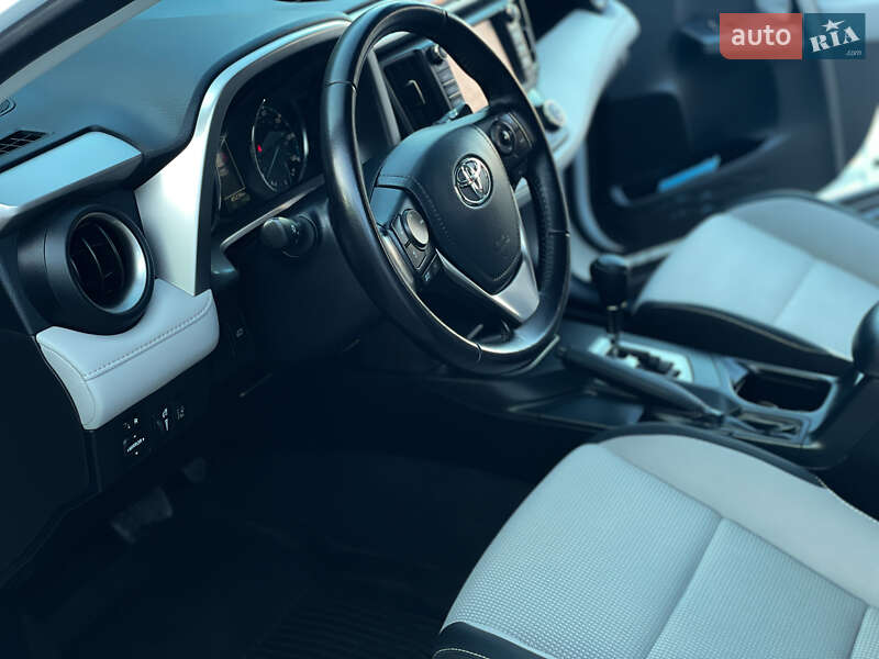 Внедорожник / Кроссовер Toyota RAV4 2016 в Одессе