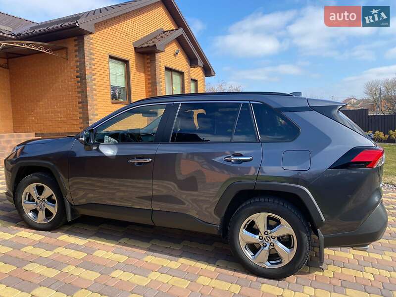Внедорожник / Кроссовер Toyota RAV4 2020 в Киеве