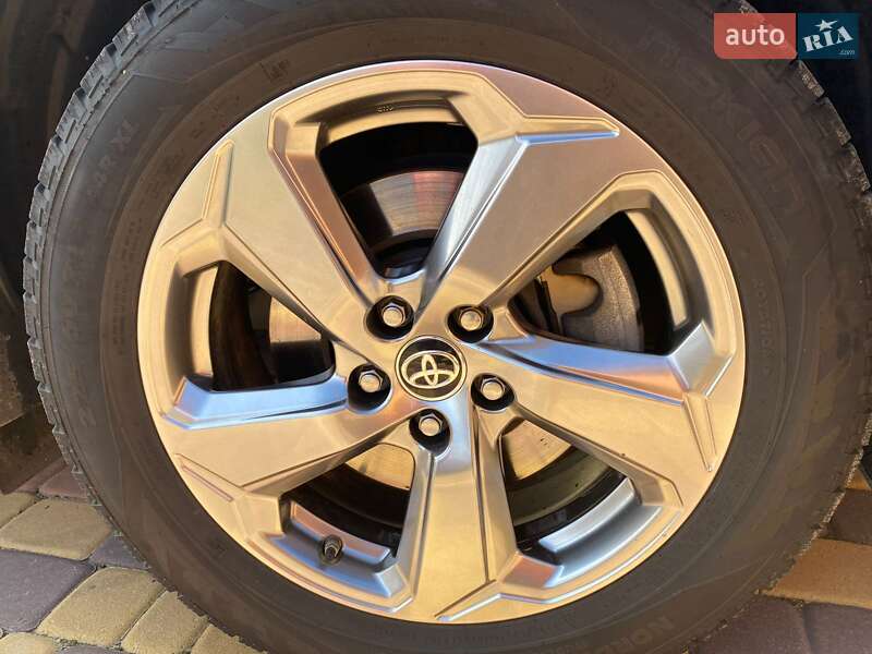 Внедорожник / Кроссовер Toyota RAV4 2020 в Киеве