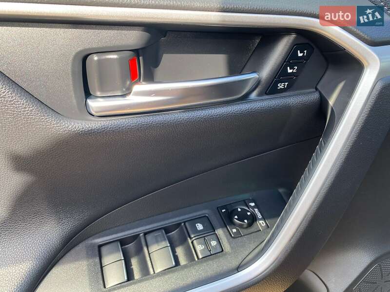 Внедорожник / Кроссовер Toyota RAV4 2020 в Киеве