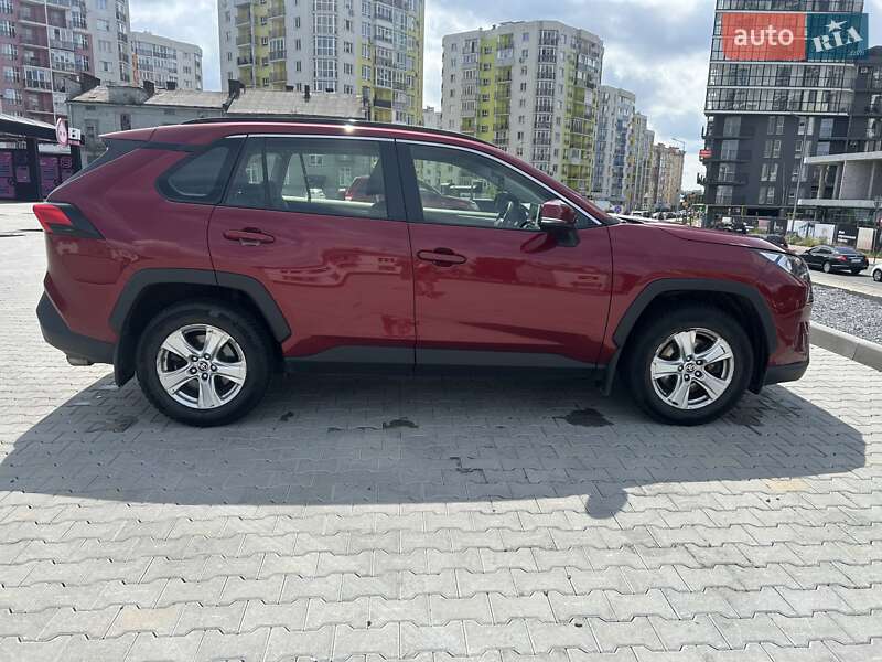 Внедорожник / Кроссовер Toyota RAV4 2021 в Львове