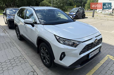 Позашляховик / Кросовер Toyota RAV4 2023 в 