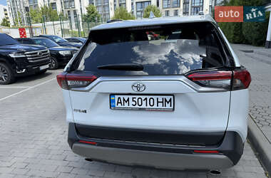 Позашляховик / Кросовер Toyota RAV4 2023 в 