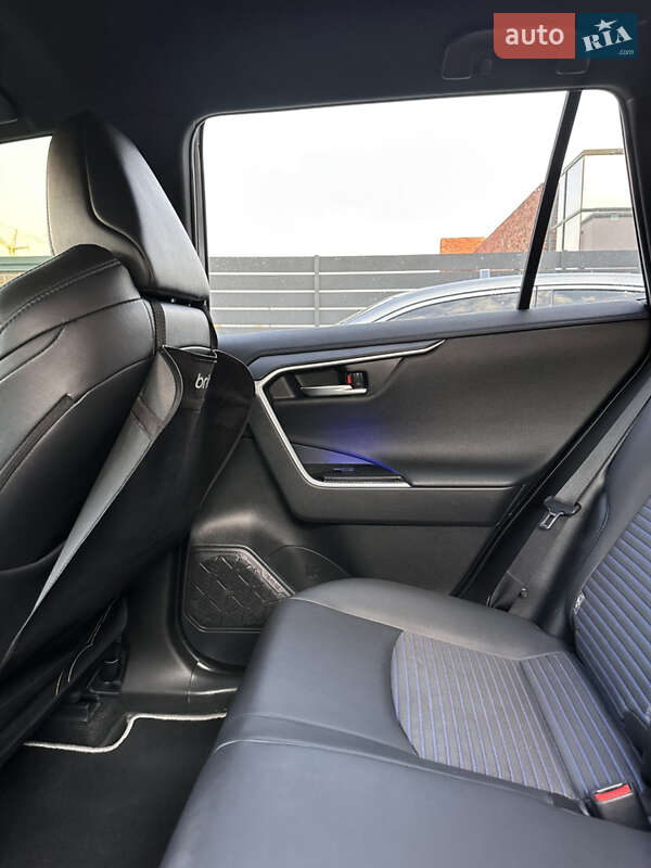 Позашляховик / Кросовер Toyota RAV4 2023 в Дніпрі