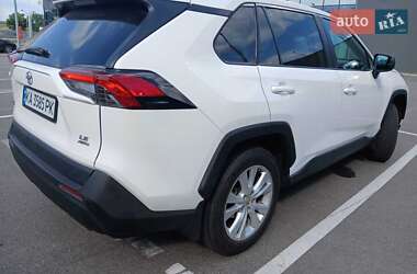 Позашляховик / Кросовер Toyota RAV4 2022 в 