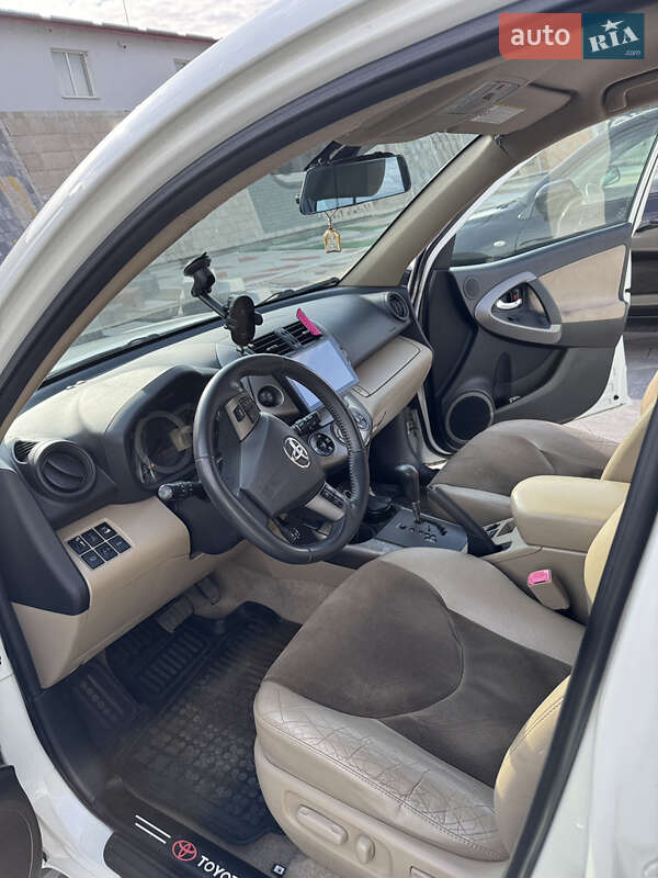 Внедорожник / Кроссовер Toyota RAV4 2010 в Городке