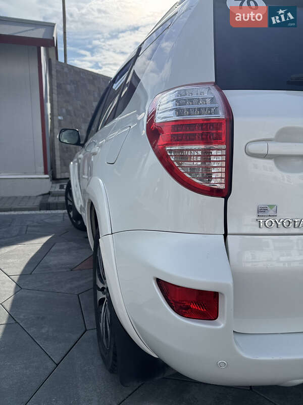 Внедорожник / Кроссовер Toyota RAV4 2010 в Городке