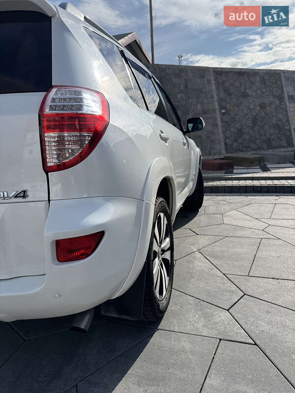 Внедорожник / Кроссовер Toyota RAV4 2010 в Городке