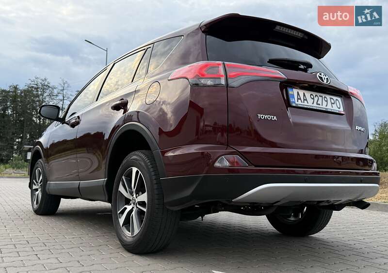 Внедорожник / Кроссовер Toyota RAV4 2017 в Киеве