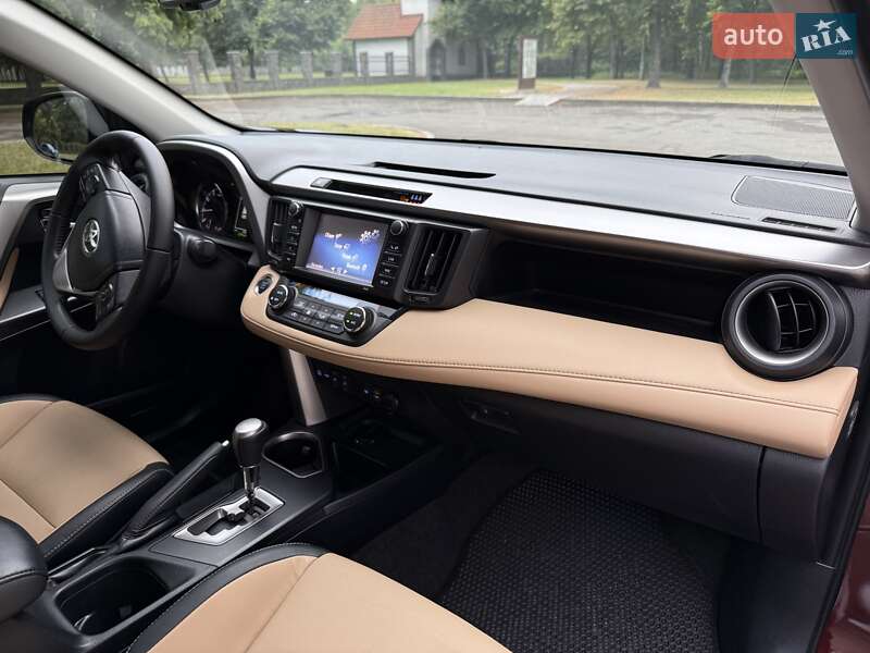 Внедорожник / Кроссовер Toyota RAV4 2017 в Киеве