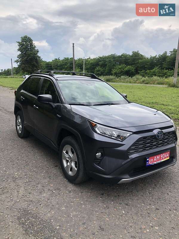 Внедорожник / Кроссовер Toyota RAV4 2019 в 