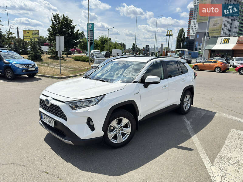 Внедорожник / Кроссовер Toyota RAV4 2021 в Киеве