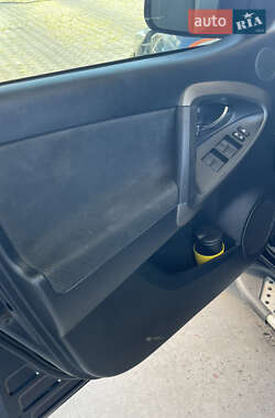 Внедорожник / Кроссовер Toyota RAV4 2010 в 