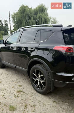 Позашляховик / Кросовер Toyota RAV4 2018 в 