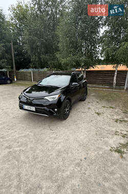 Позашляховик / Кросовер Toyota RAV4 2018 в 