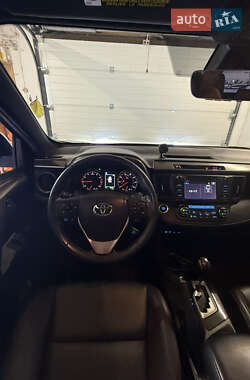 Позашляховик / Кросовер Toyota RAV4 2018 в 