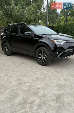 Позашляховик / Кросовер Toyota RAV4 2018 в 