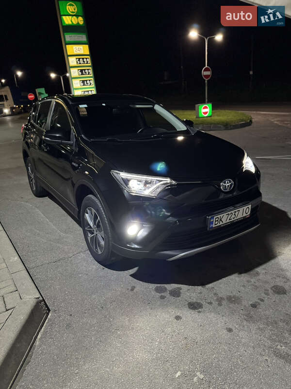 Внедорожник / Кроссовер Toyota RAV4 2017 в Ровно
