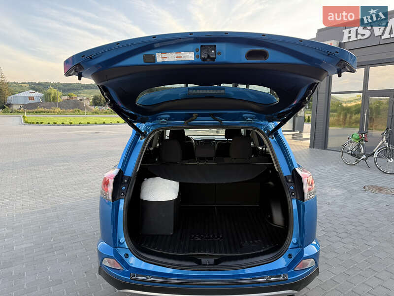 Внедорожник / Кроссовер Toyota RAV4 2017 в Золочеве