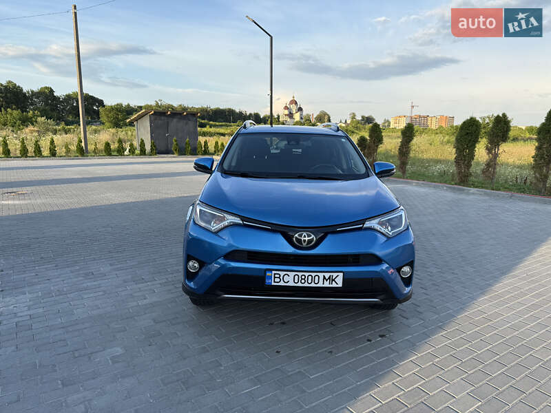 Внедорожник / Кроссовер Toyota RAV4 2017 в Золочеве