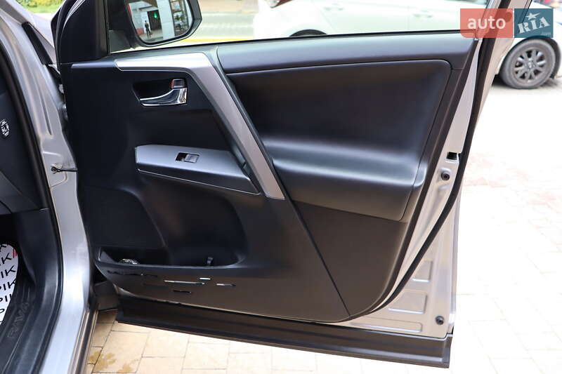 Позашляховик / Кросовер Toyota RAV4 2018 в Львові