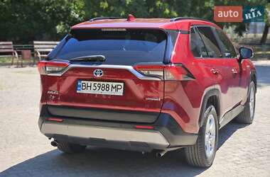 Внедорожник / Кроссовер Toyota RAV4 2019 в 