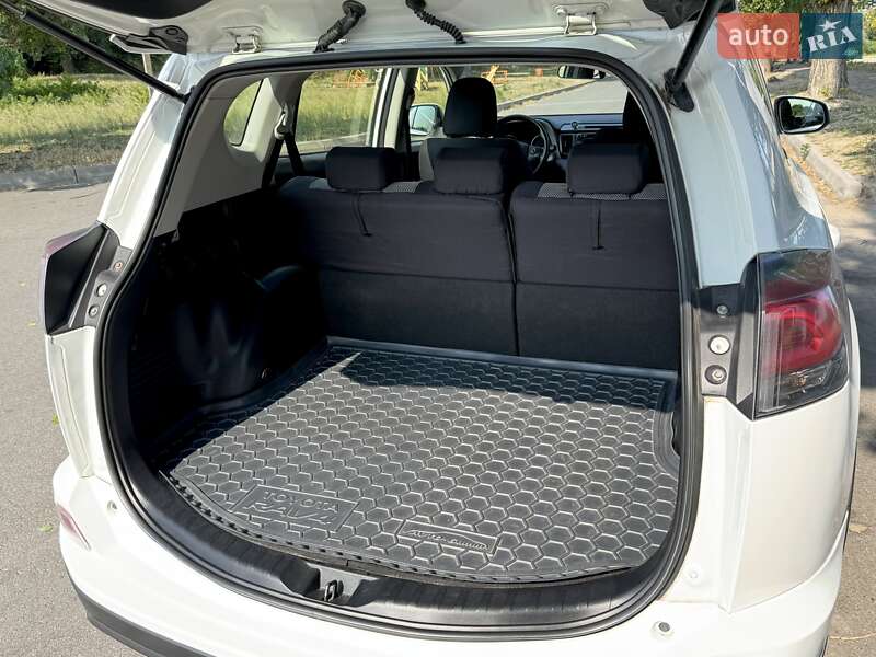 Внедорожник / Кроссовер Toyota RAV4 2018 в Верхнеднепровске фото 24 Внедорожник / Кроссовер Toyota RAV4 2018 в Верхнеднепровске