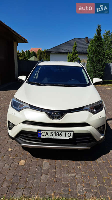 Внедорожник / Кроссовер Toyota RAV4 2016 в Ужгороде