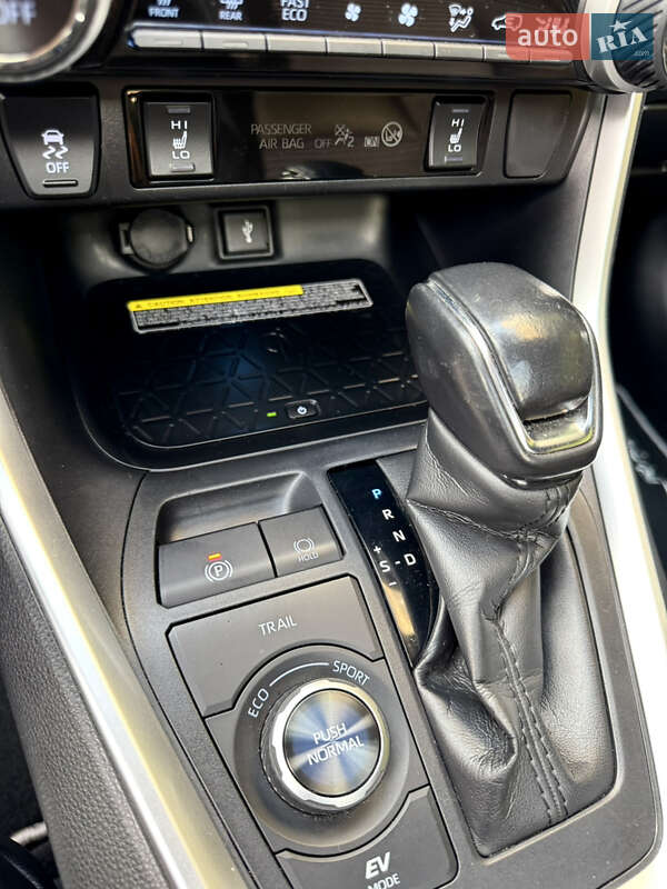 Позашляховик / Кросовер Toyota RAV4 2020 в Києві