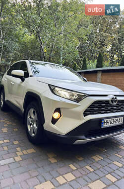 Внедорожник / Кроссовер Toyota RAV4 2019 в 