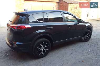 Внедорожник / Кроссовер Toyota RAV4 2017 в 