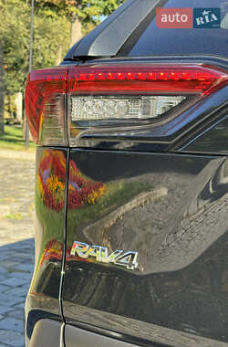 Внедорожник / Кроссовер Toyota RAV4 2024 в 