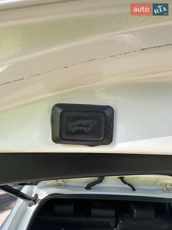 Внедорожник / Кроссовер Toyota RAV4 2016 в Виннице