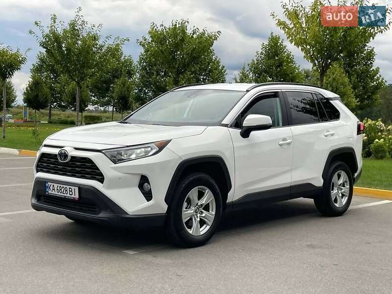 Внедорожник / Кроссовер Toyota RAV4 2020 в Хмельницком