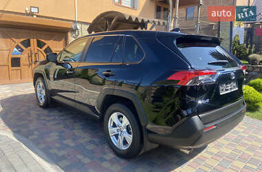 Внедорожник / Кроссовер Toyota RAV4 2021 в 