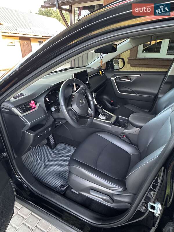 Внедорожник / Кроссовер Toyota RAV4 2020 в Коростене