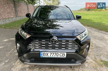 Позашляховик / Кросовер Toyota RAV4 2021 в 