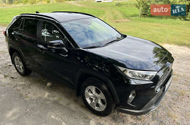 Позашляховик / Кросовер Toyota RAV4 2021 в 