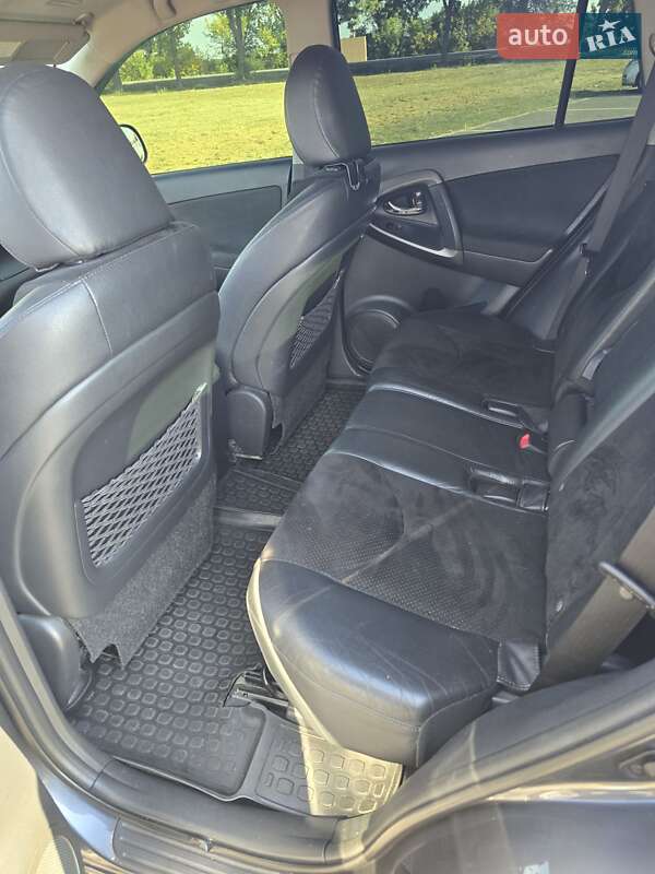 Внедорожник / Кроссовер Toyota RAV4 2011 в Шполе