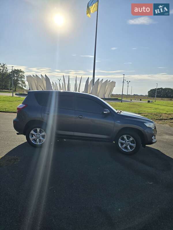 Внедорожник / Кроссовер Toyota RAV4 2011 в Шполе