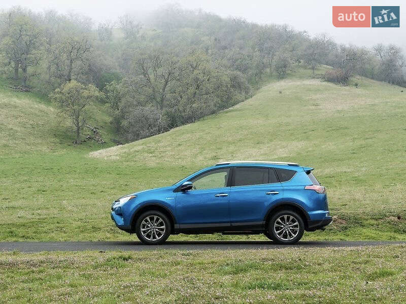 Внедорожник / Кроссовер Toyota RAV4 2016 в 