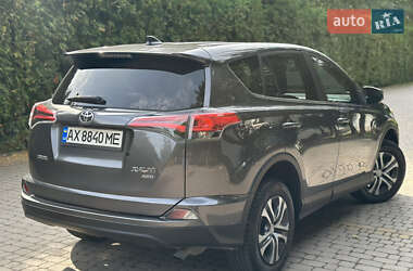 Внедорожник / Кроссовер Toyota RAV4 2017 в 