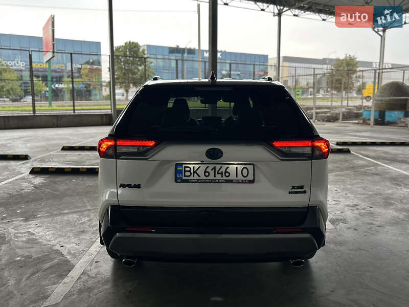 Внедорожник / Кроссовер Toyota RAV4 2021 в Ровно
