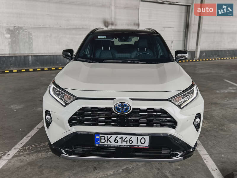 Внедорожник / Кроссовер Toyota RAV4 2021 в Ровно