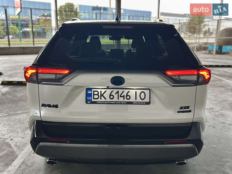 Внедорожник / Кроссовер Toyota RAV4 2021 в Ровно